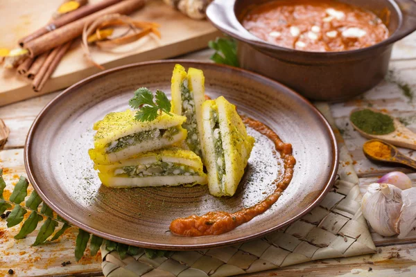 Indian snack of paneer pasanda served with curry sauce — Stock Photo, Image