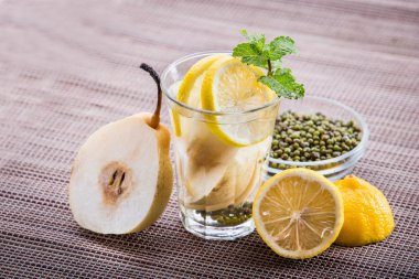 su karışımı armut, limon ve mung fasulye infüzyon