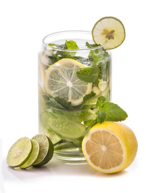 salatalık, kireç ve limon suyu karışımı infüzyon