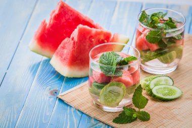 cucmber, karpuz ve nane yaprağı infüzyon su karışımı