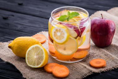 elma, havuç ve limon suyu karışımı infüzyon
