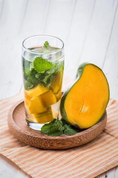 Infused water mix of mango and mint leaf — Stock Photo, Image