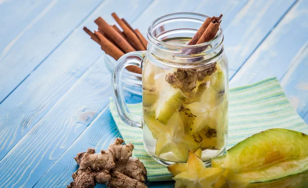 Infunderas ingefära vatten blandning av star frukt och kanel — Stockfoto