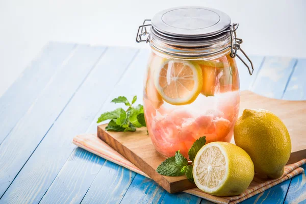 Infused water mix of lemon and grapefruit — Stock Photo, Image