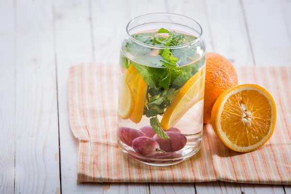 Infunderas vatten blanda apelsin, mynta blad och grape — Stockfoto