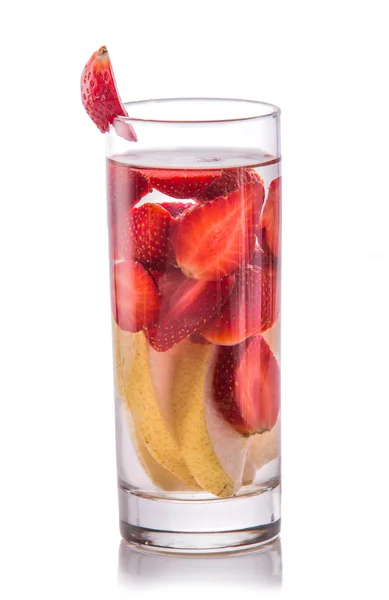 Mélange d'eau infusée de fraises et de poires tranchées — Photo