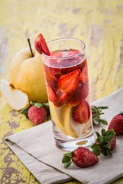 Geïnfundeerd water mix van aardbei en peer — Stockfoto