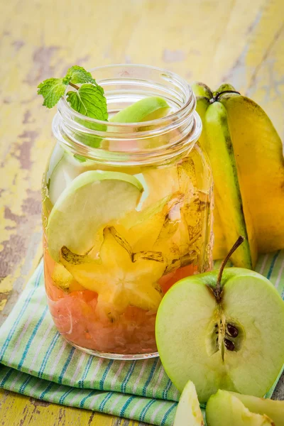 Mistura de água infundida de starfruit, toranja e maçã — Fotografia de Stock