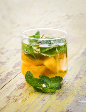 mango ve nane yaprağı infüzyon su karışımı