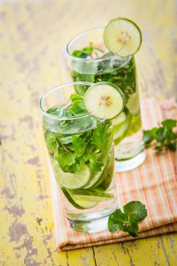 salatalık, limon ve nane yaprağı infüzyon su karışımı