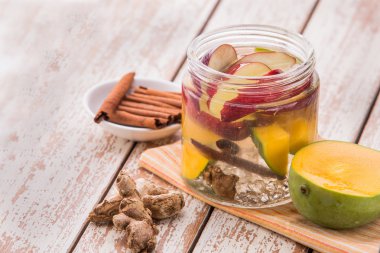 mango, apple, zencefil ve tarçın su karışımı infüzyon