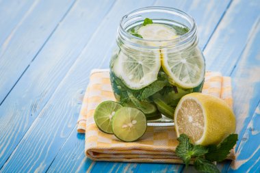 su karışımı kireç, limon ve nane infüzyon