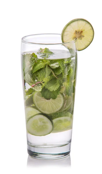 Mélange d'eau infusée de concombre et de lime en tranches — Photo