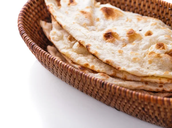 Stapel indisches Naan-Brot in kleinem Korb — Stockfoto