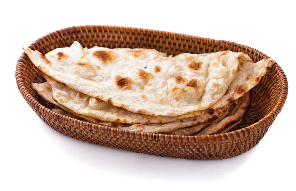 Pile de pain naan indien dans un petit panier — Photo