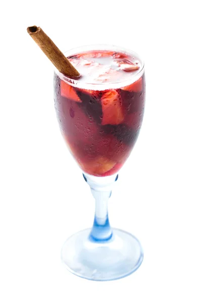 Een glas rode sangria met kaneel — Stockfoto