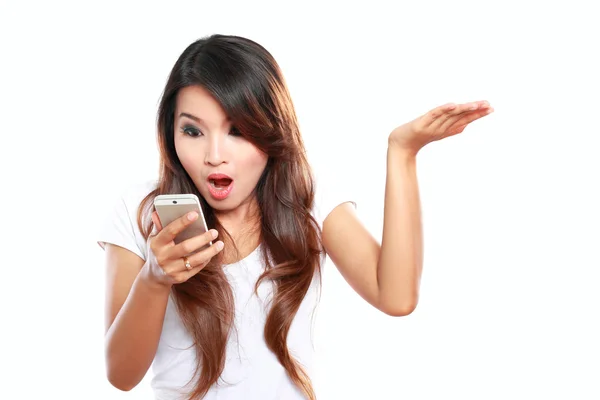 Faccia espressione di giovane donna che legge un messaggio di testo su mobilep — Foto Stock