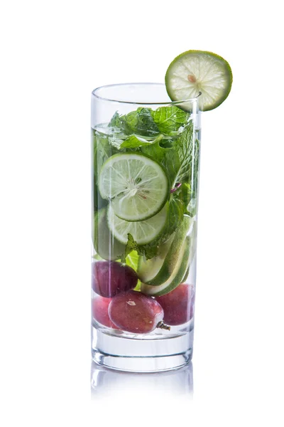 Infused water mix of  lime,  grape and mint leaf — Stock Photo, Image