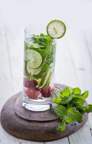 Mezcla de agua infundida de cal, uva y hoja de menta —  Fotos de Stock