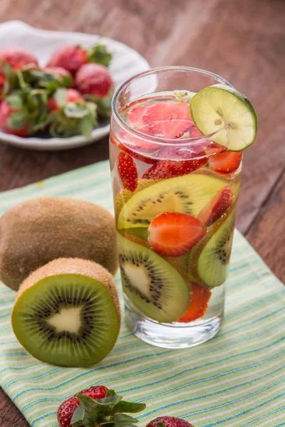 Mezcla de agua infundida de kiwi y fresa — Foto de Stock