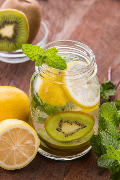 Infused water mix of lemon and kiwi — Stock Photo, Image