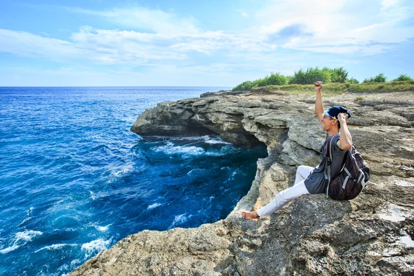 Um explorador expressar seus sentimentos na beira do penhasco no mar — Fotografia de Stock