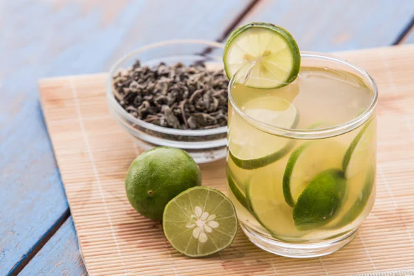 Infused water of lime and green tea — Stock Photo, Image