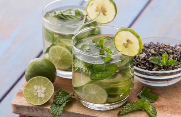Наповнена водою суміш зеленого чаю, лайма і м'ятного листя — стокове фото
