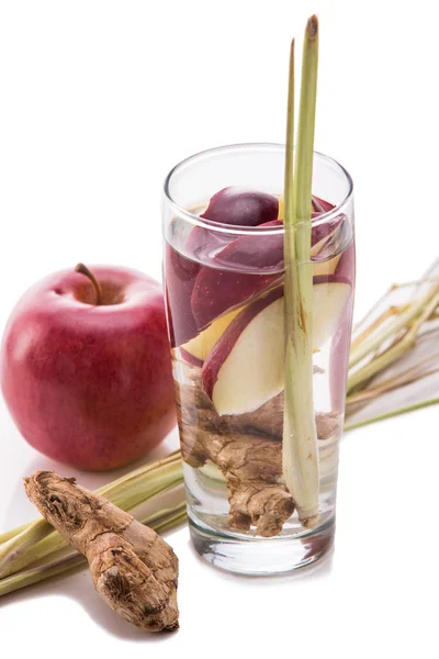 Wassermischung aus Apfel, Ingwer und Zitronengras isoliert — Stockfoto
