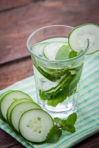 Un bicchiere infuso d'acqua di cetriolo — Foto Stock