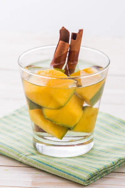 Infused water mix of mango and cinnamon — Stock Photo, Image