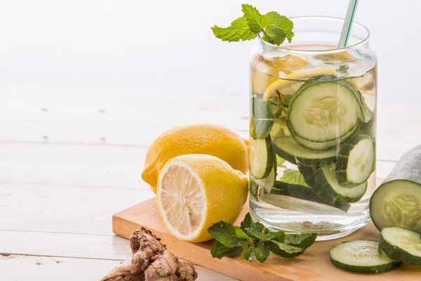 Miscela di acqua infusa di cetriolo e limone — Foto Stock