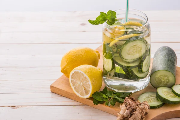 Miscela di acqua infusa di cetriolo e limone — Foto Stock