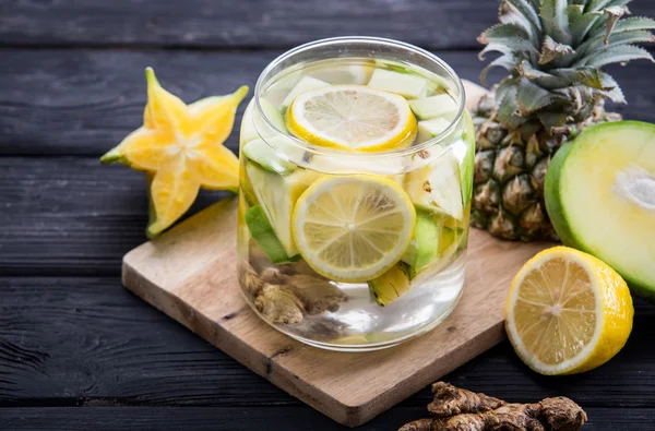 Miscela di acqua infusa di starfruit, zenzero e ananas — Foto Stock