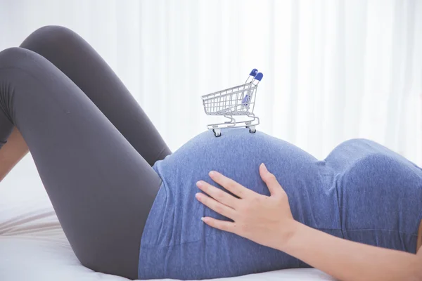 Zwangere vrouw winkelen — Stockfoto