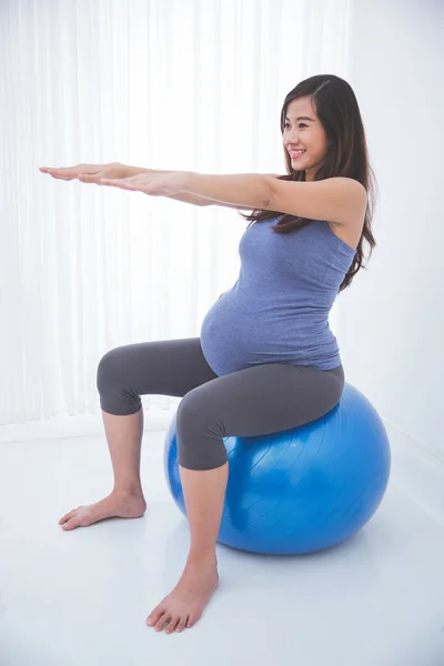 Hermosa asiática embarazada haciendo ejercicio con un swiss ball , —  Fotos de Stock