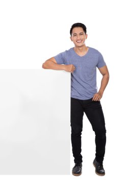 boş bir afiş tutan genç Asyalı adam