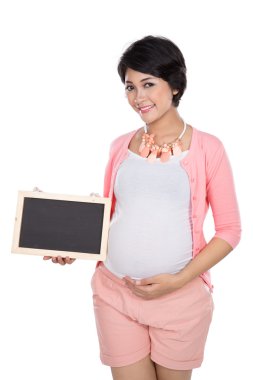Boş yazı tahtası tutan güzel Asya pregnat kadın