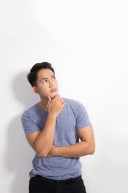 Genç Asyalı adam arıyorum izole düşünerek