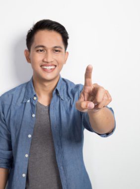 Genç Asyalı adam izole yenilmez düğmesine basarak