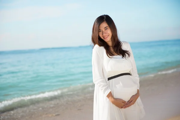 Feliz asiático grávida mulher sorriso enquanto tocar ela barriga no o — Fotografia de Stock