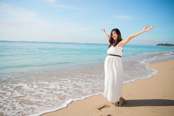 Asiática embarazada disfrutando en la playa con los brazos abiertos —  Fotos de Stock