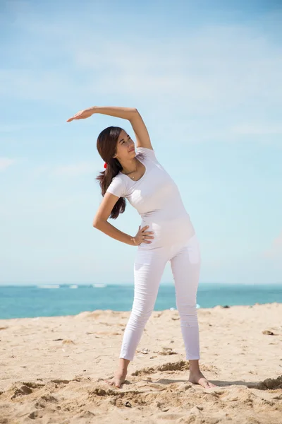 亚洲孕妇锻炼在海滩 — 图库照片