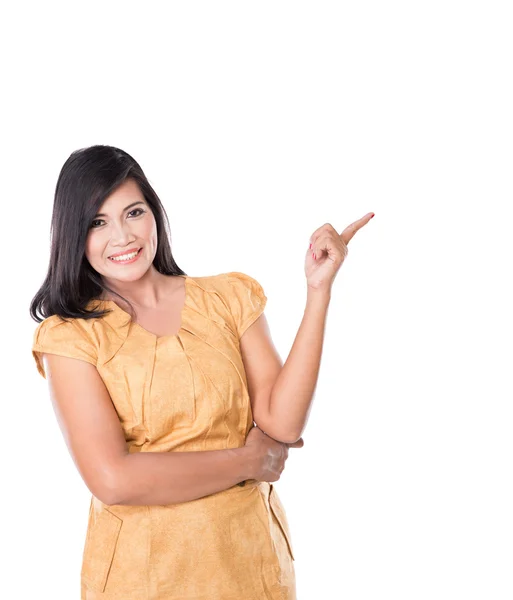 Asiatisk kvinna poserar pekar på något ovan — Stockfoto