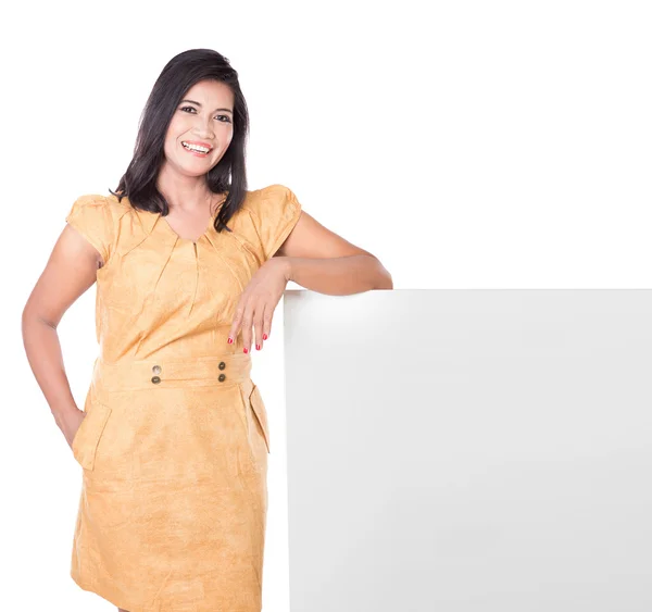 Volwassen Aziatische vrouw presenteren een lege witte billboard — Stockfoto