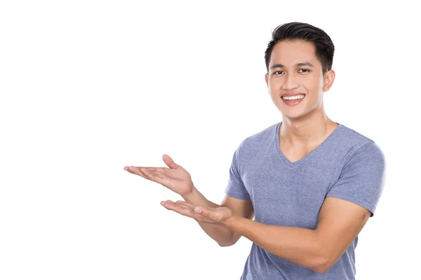 Joven feliz asiático hombre sonrisa a la cámara, prensenting mano gest — Foto de Stock