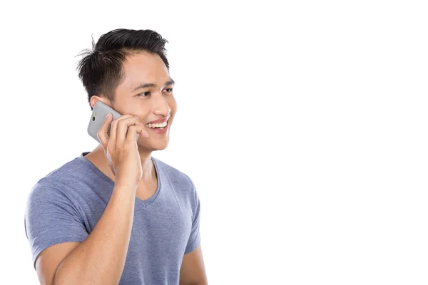 Azjatycki młody człowiek mówi na telefon na białym tle — Zdjęcie stockowe