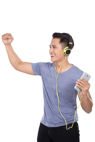 Joven asiático hombre escuchando música con un auricular — Foto de Stock