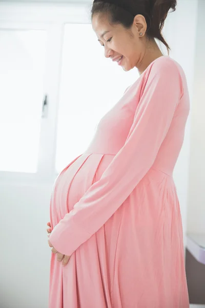 एशियन गर्भवती आनंदी महिला उभे, स्मित — स्टॉक फोटो, इमेज