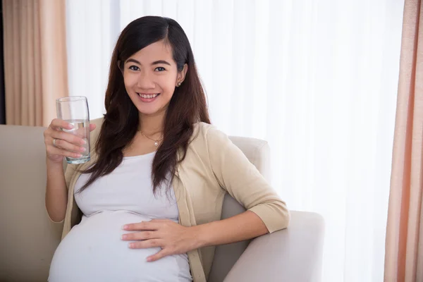 Embarazada asiático mujer bebiendo un vaso de agua — Foto de Stock